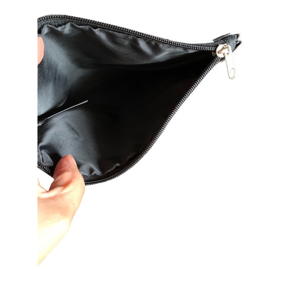 Dolores Cortés Black and White Accent É Makeup Bag - Spanish Designer - Picture 4 of 4